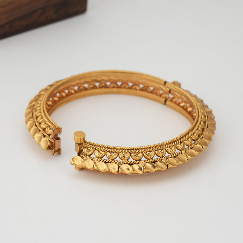 Stunning plain gold pacheli kada bangle