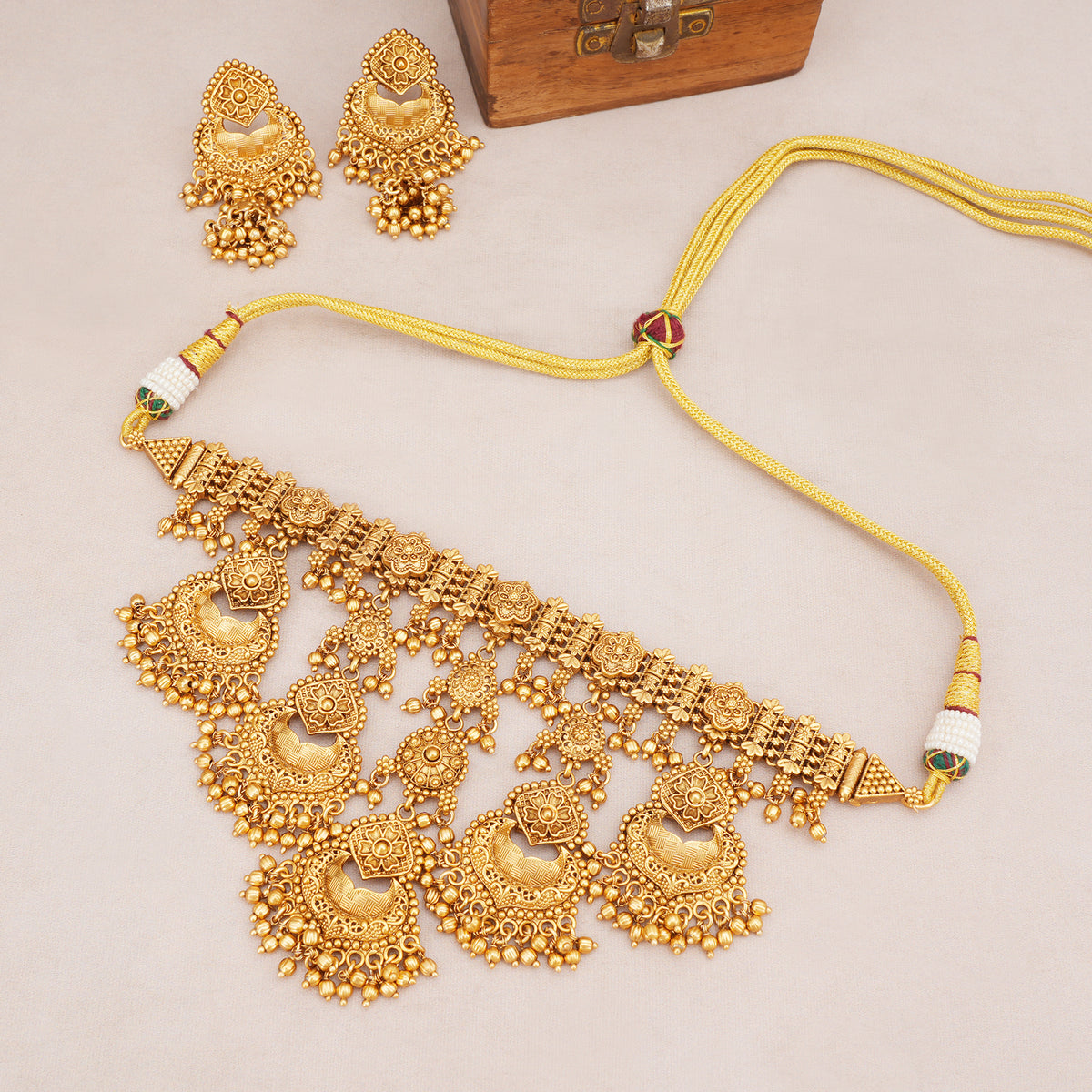 Stunning antique gold choker necklace set