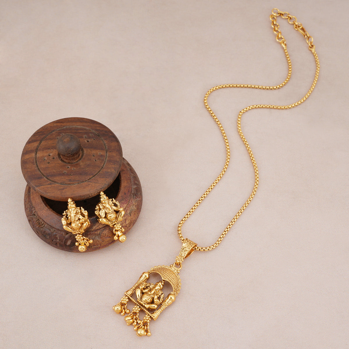 Stunning antique gold ganesh pendant set