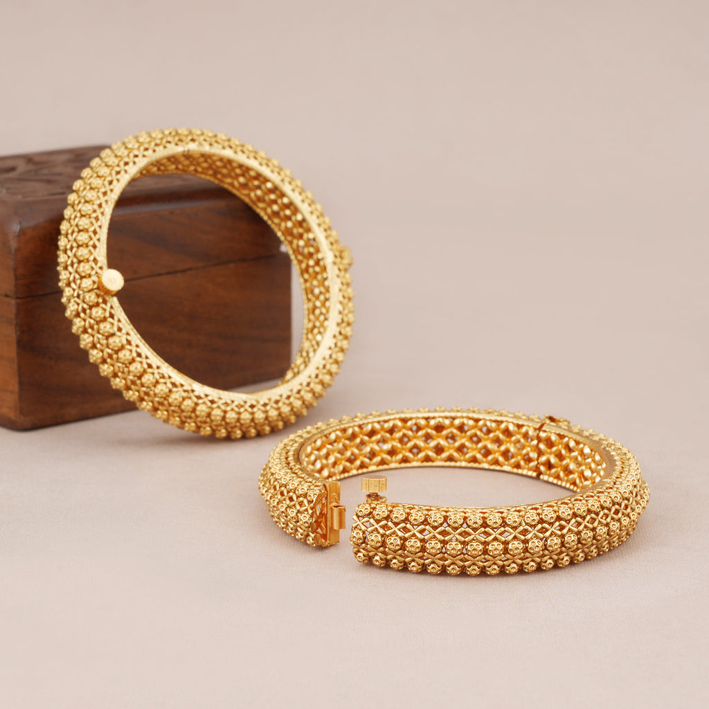 Stunning plain antique gold bangle set