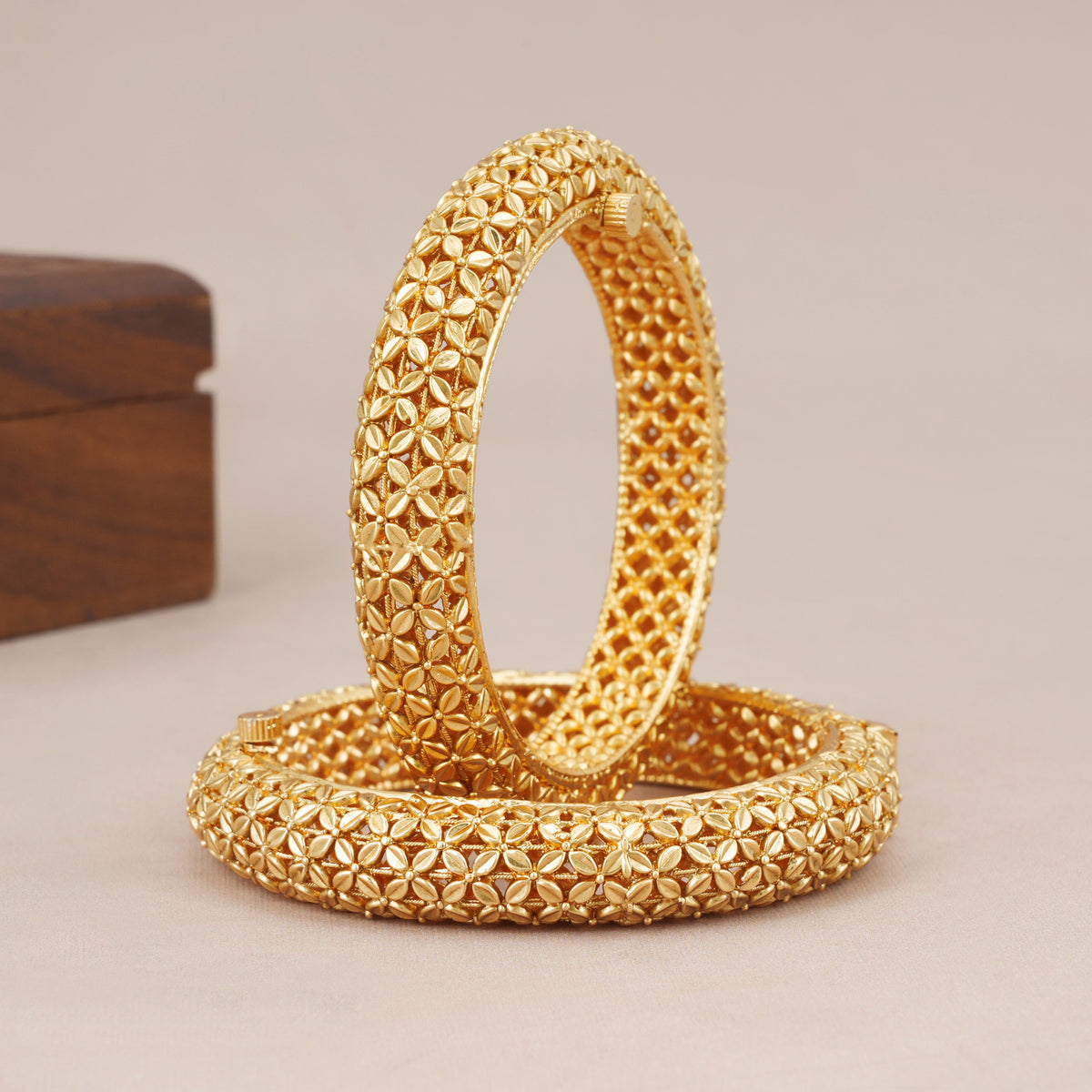 Beautiful antique gold floral leaf bangle set