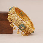 Stunning antique gold green stone kada
