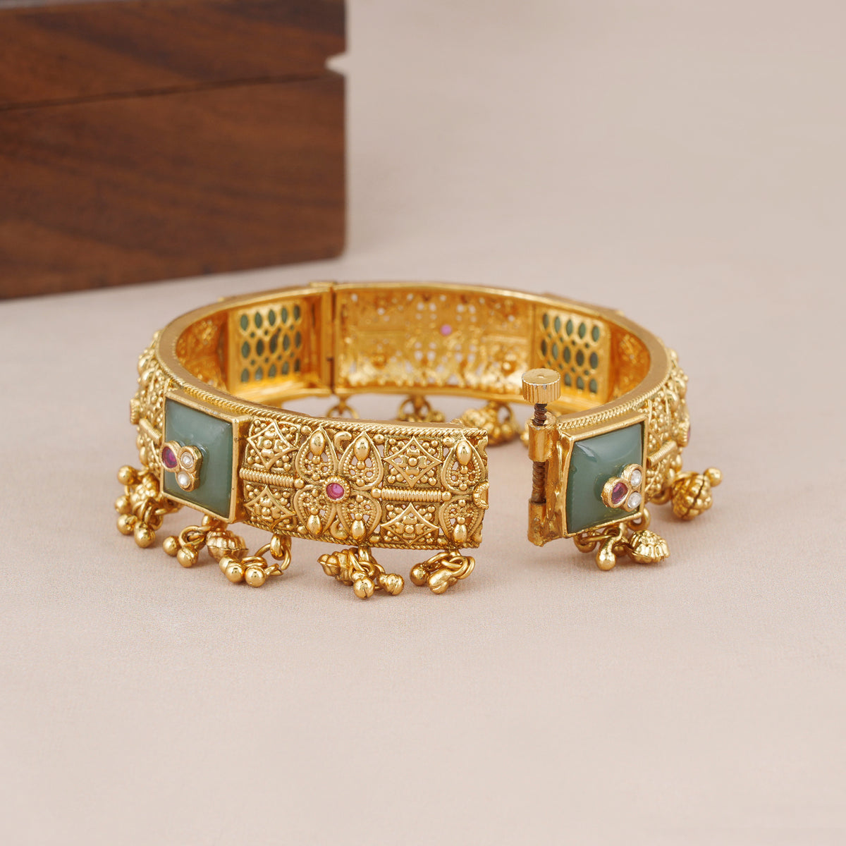 Stunning antique gold green stone kada