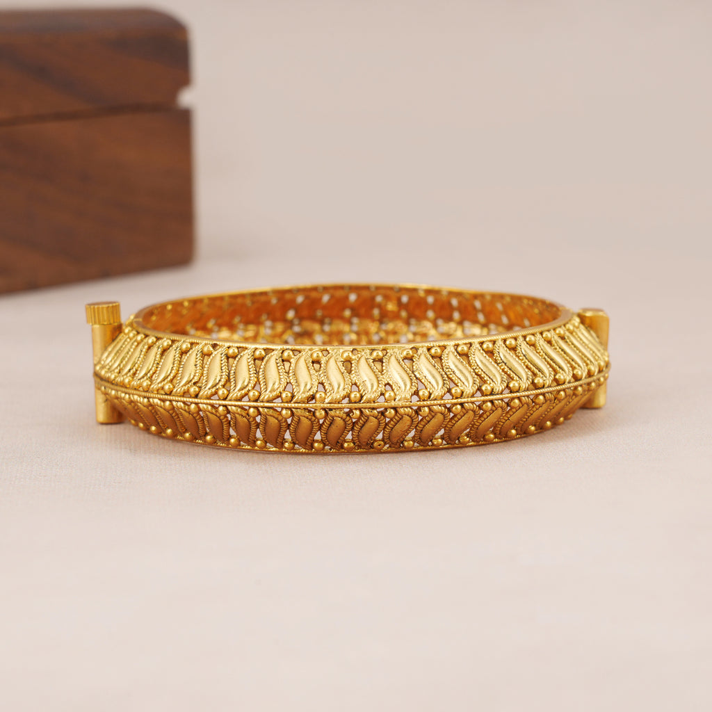 Stunning plain antique gold kada