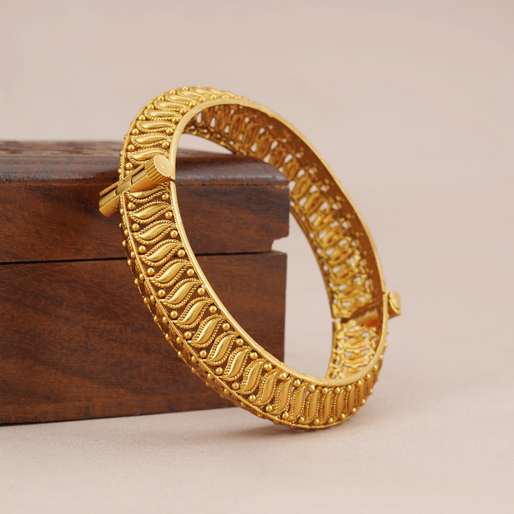 Stunning plain antique gold kada