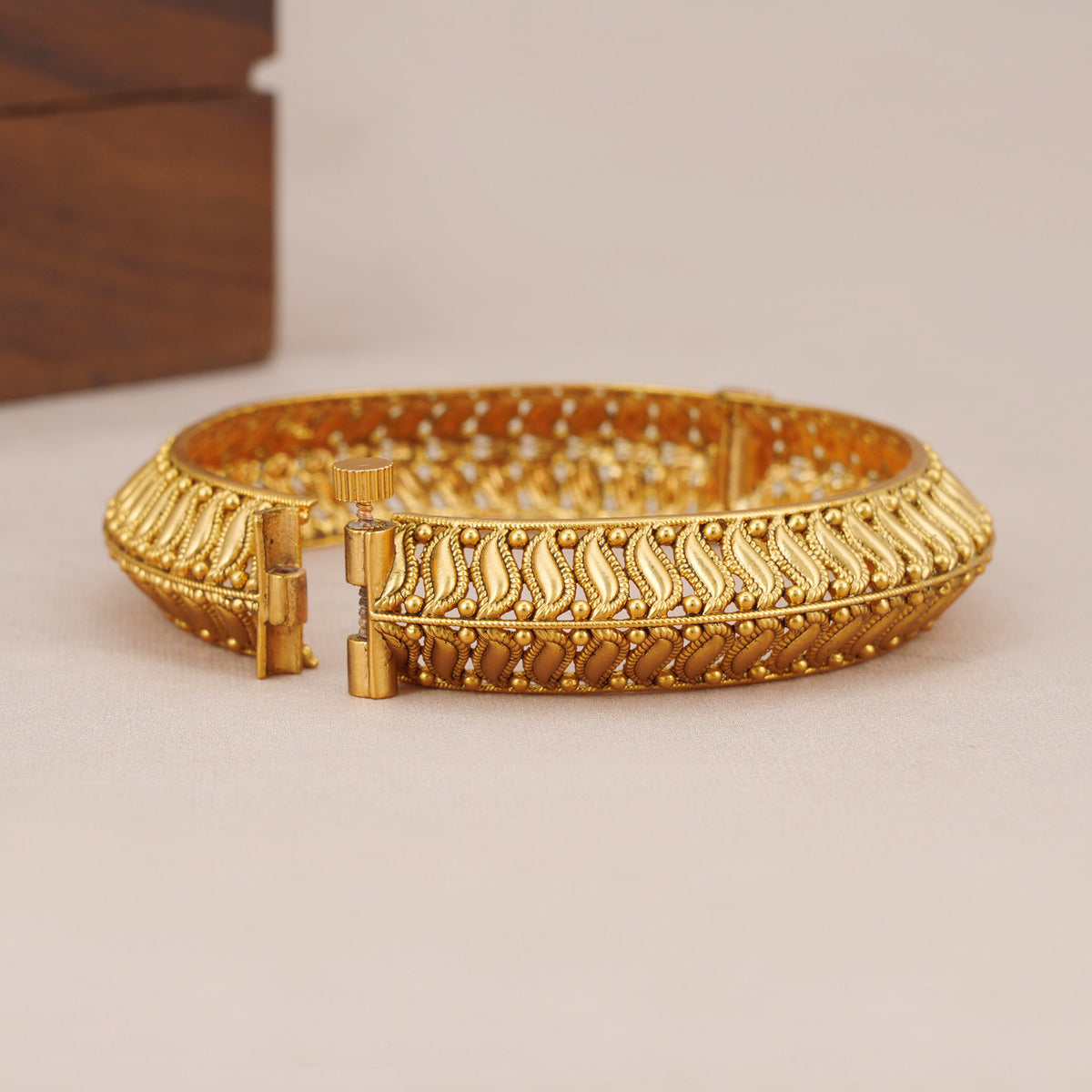 Stunning plain antique gold kada