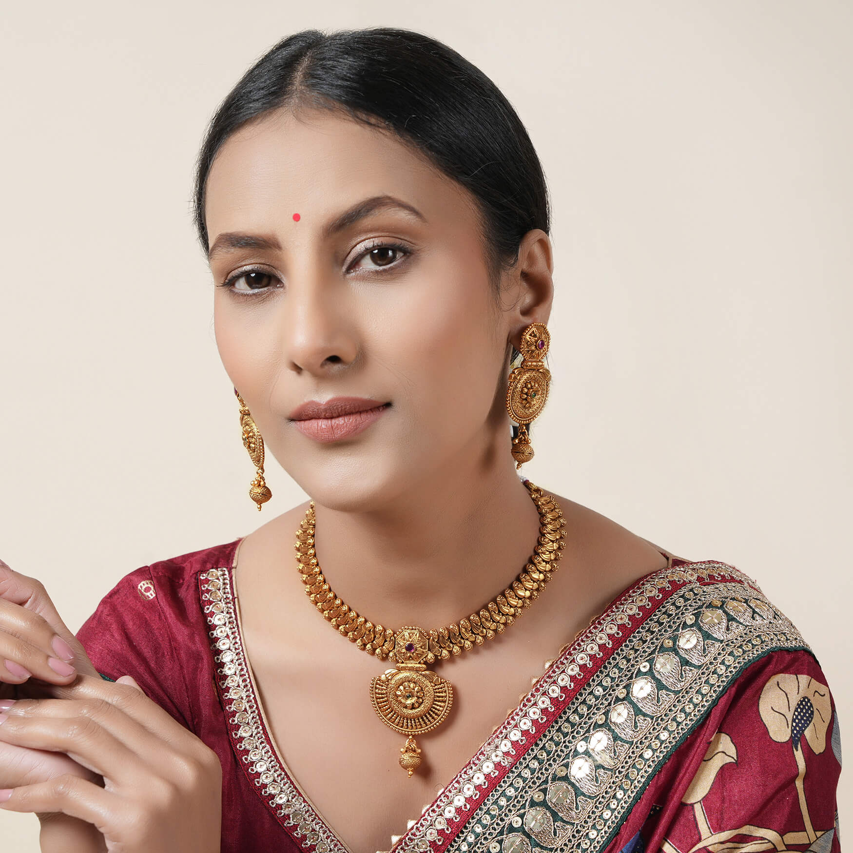 Amazing antique gold finish necklace set with earrings
