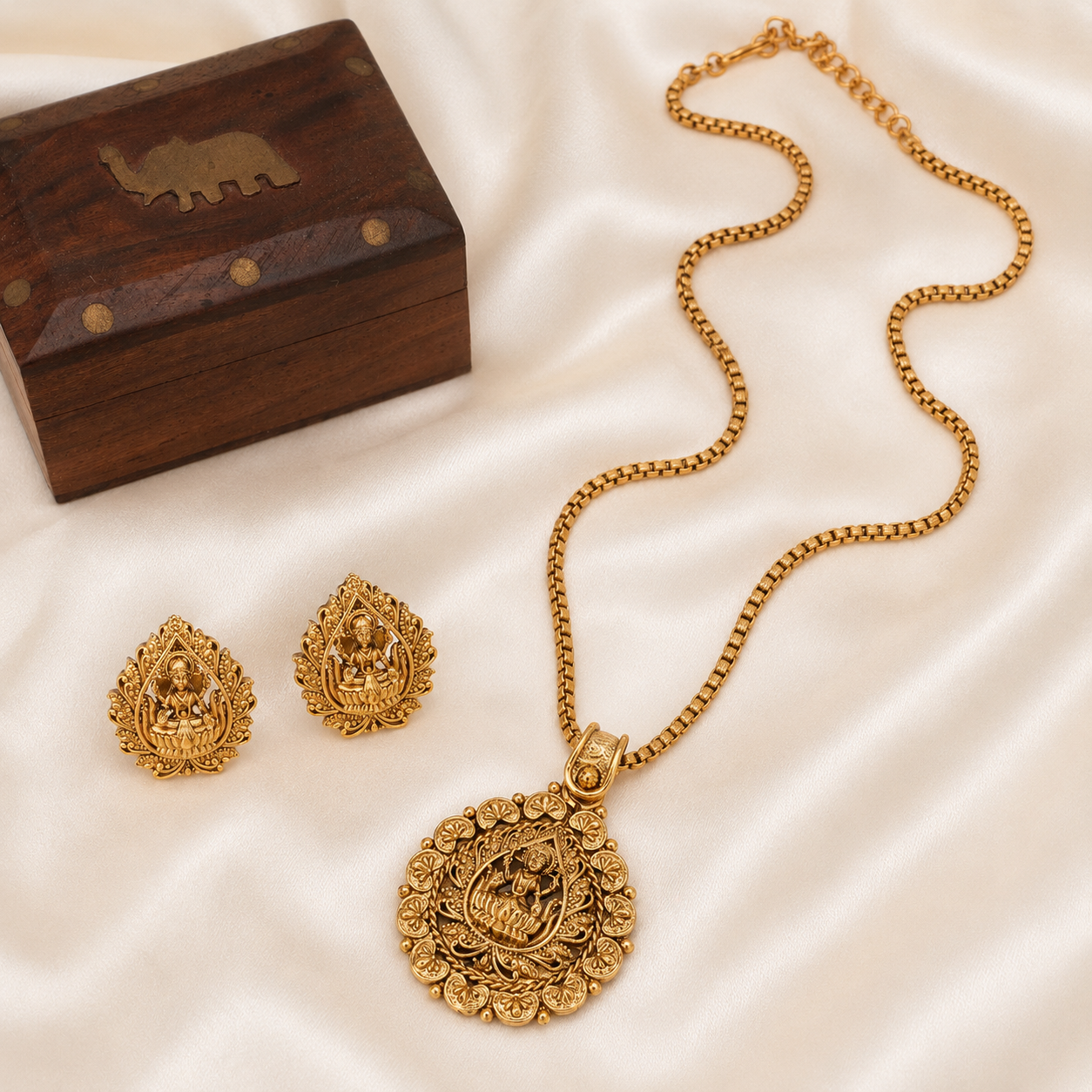 Antique Gold Plain Maa Lakshmi Pendant Set