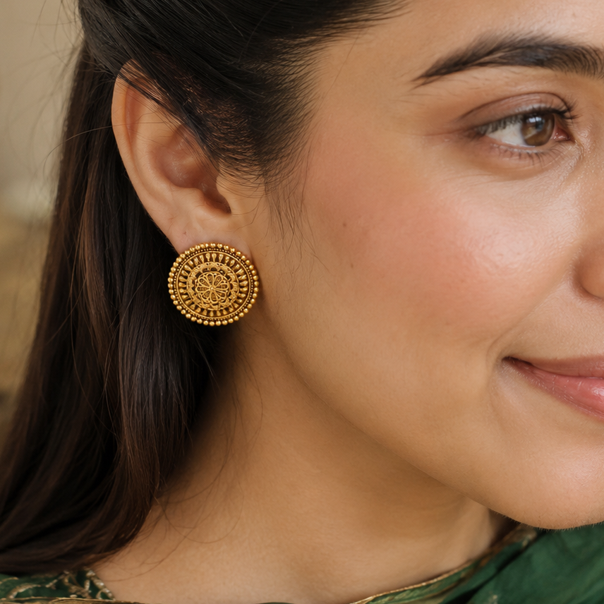 Plain floral gold stud earring