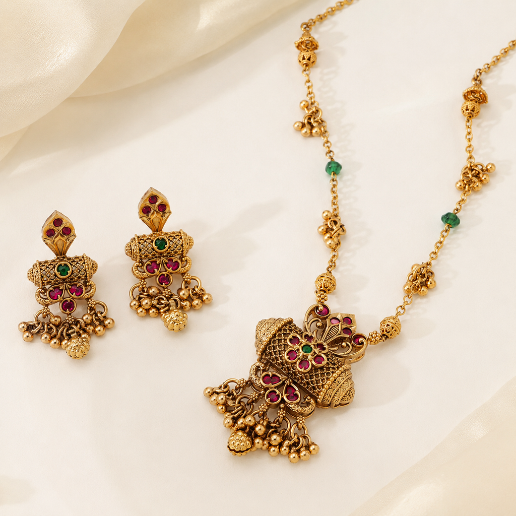 Antique gold stone pendant set