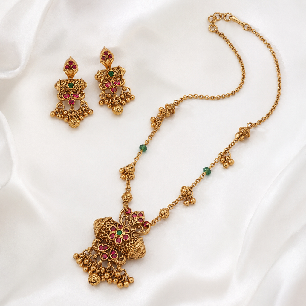 Antique gold stone pendant set