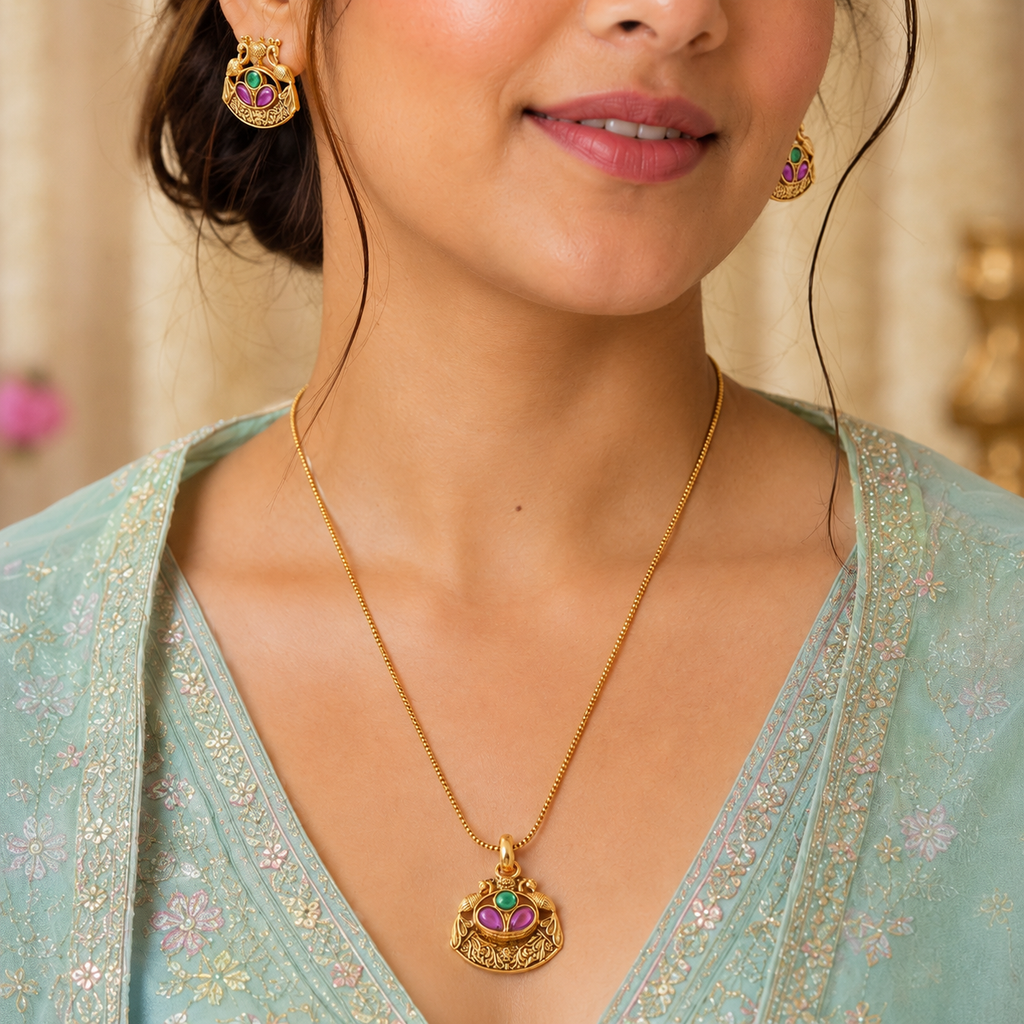 Stunning muticolor gold pendant set
