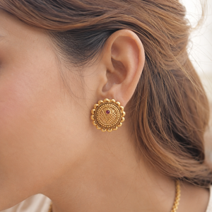 Plain antique gold stud earring for women
