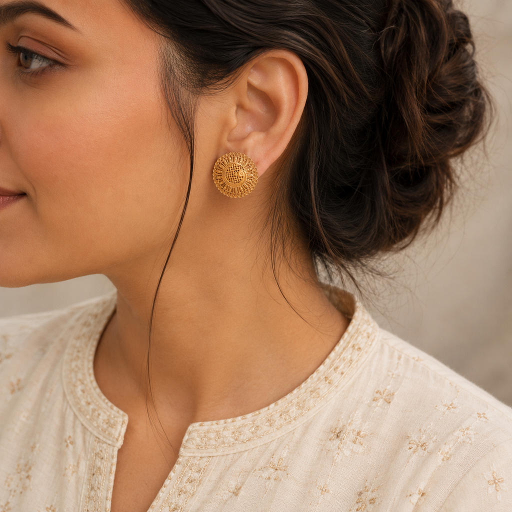 Stunning plain peacock gold stud