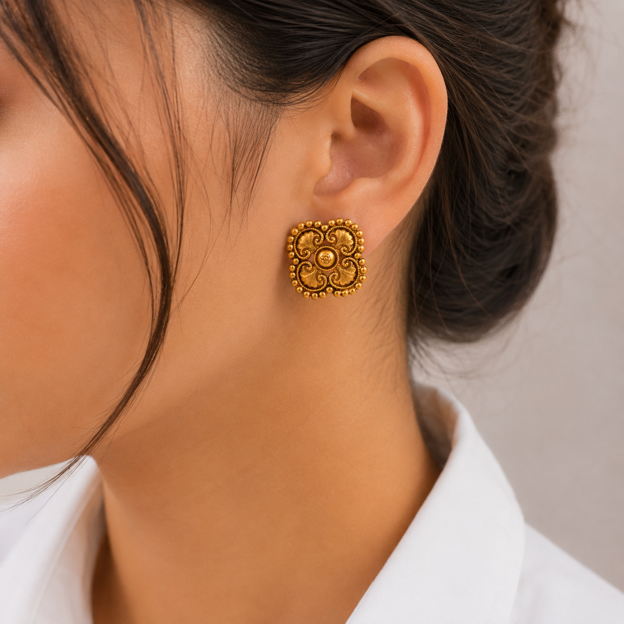 Plain antique gold stud earring