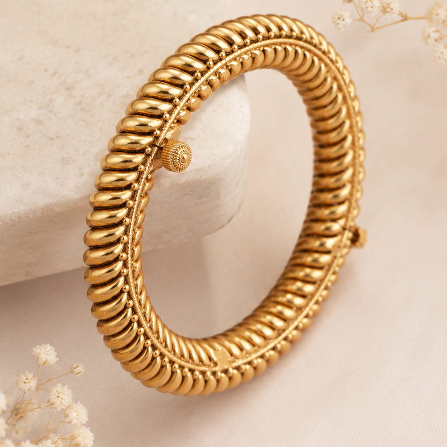 Beautiful plain antique gold pacheli kada