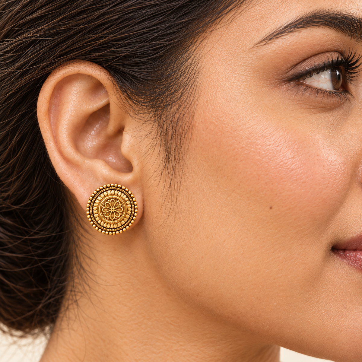 Plain floral gold stud earring