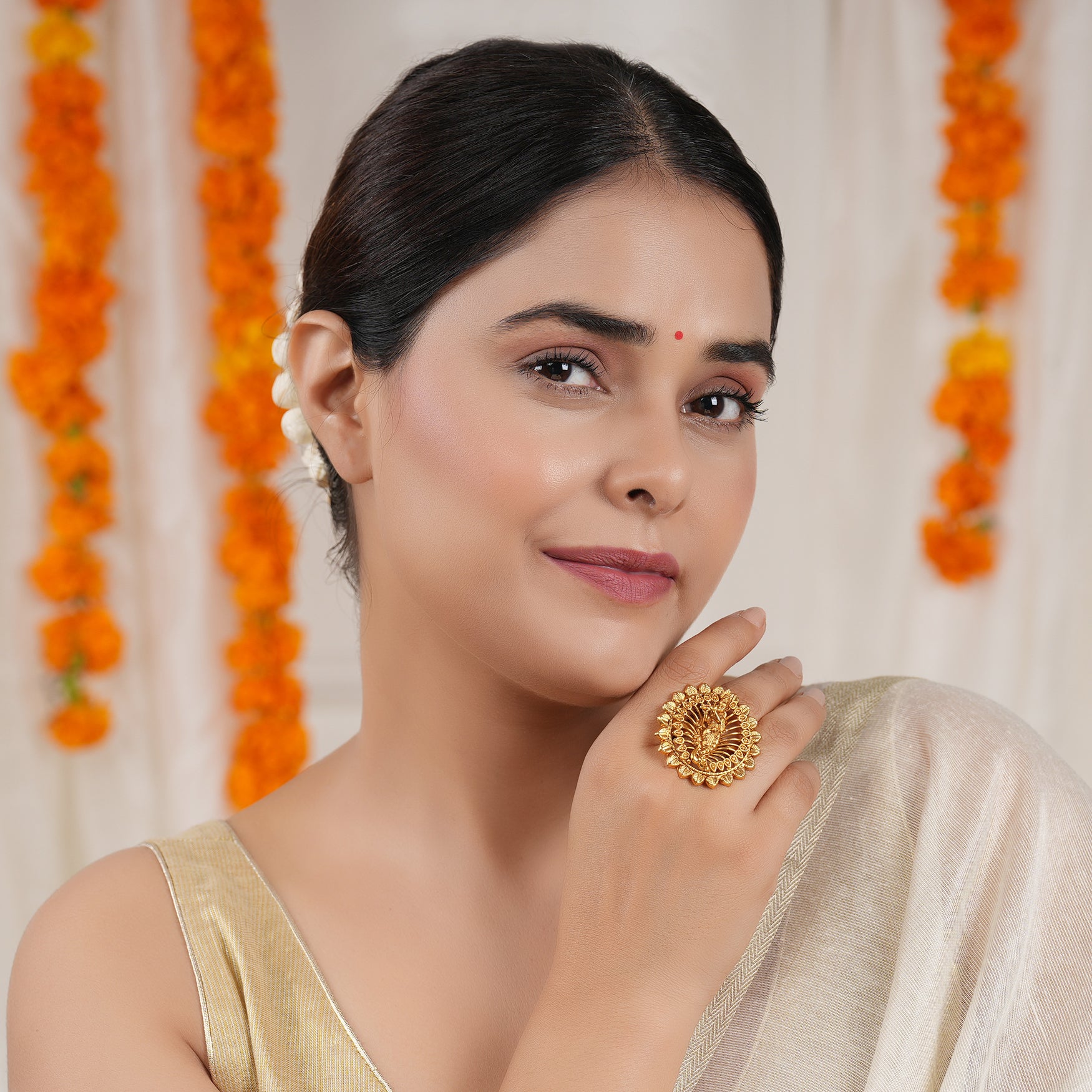 Round antique gold plain krishna finger ring