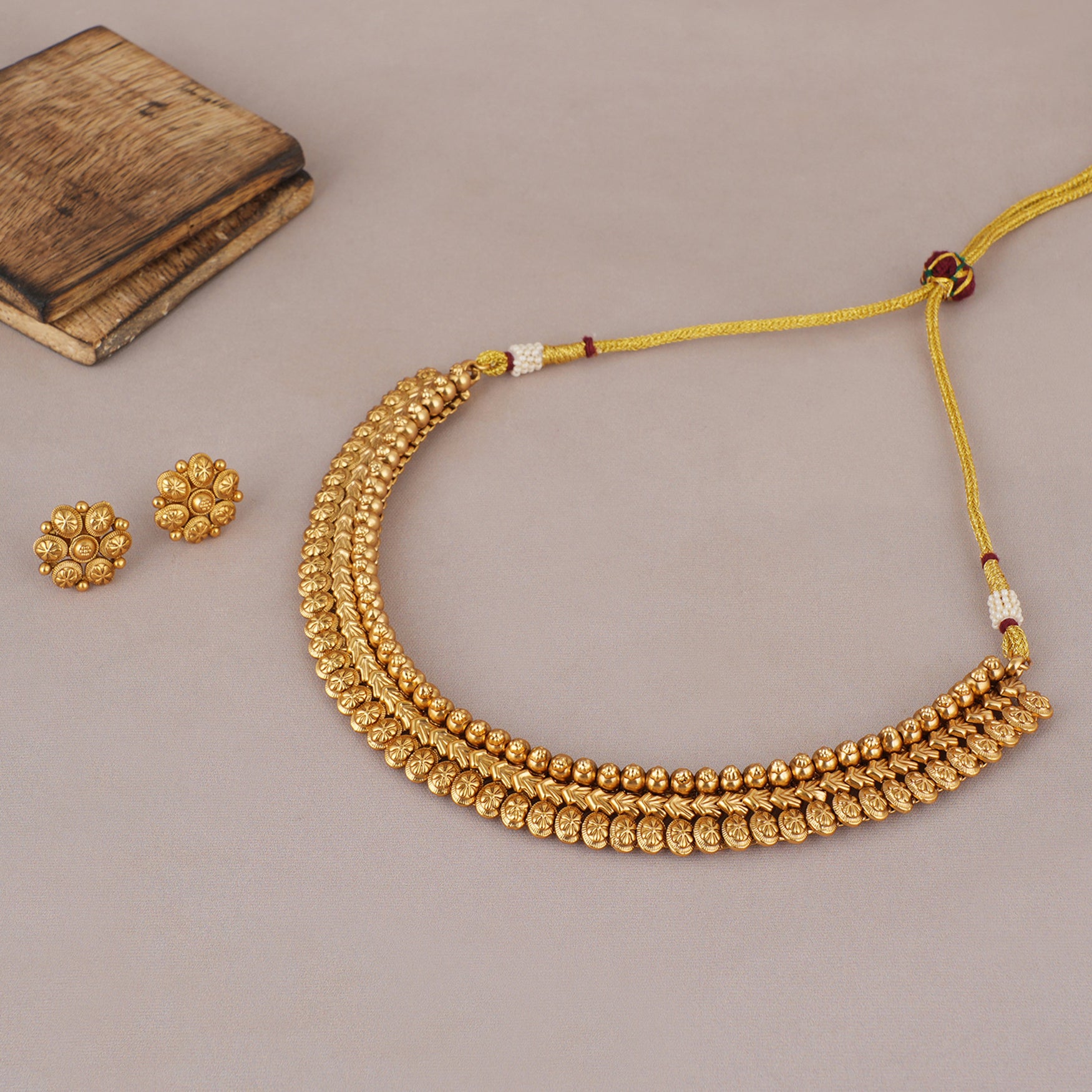 Cute antique gold plain necklace set with stud earring