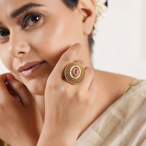 Stunning antique oval kundan finger ring