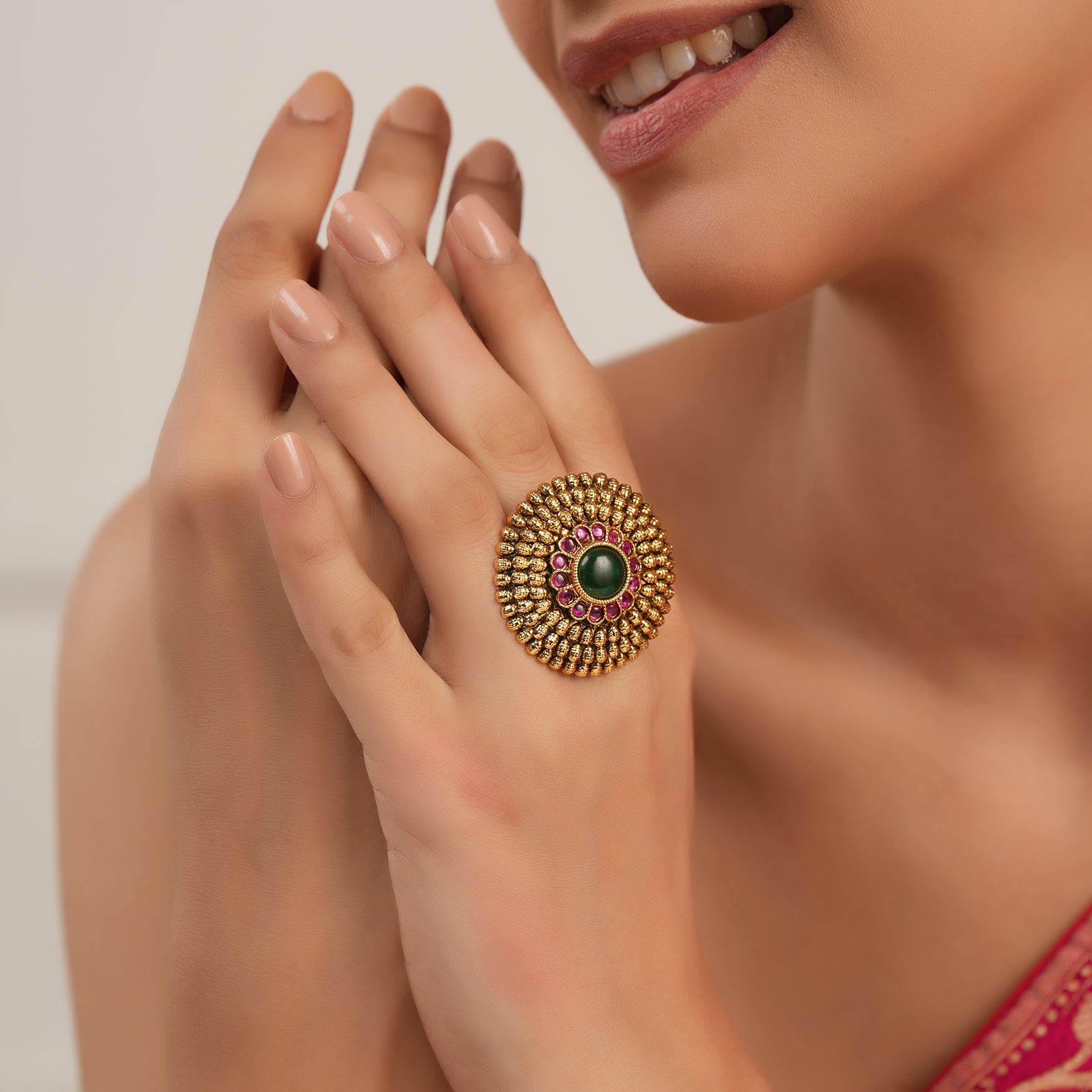 Gorgeous round antique gold emerald stone finger ring