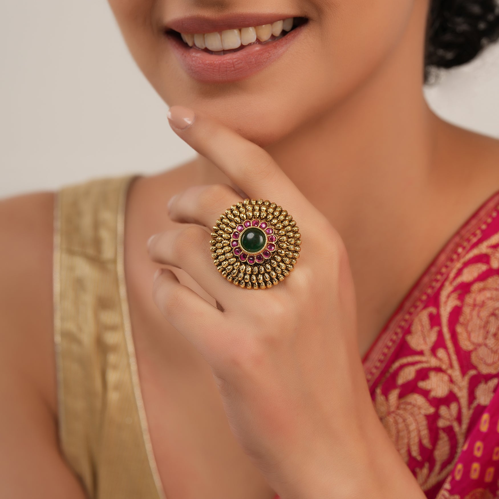 Gorgeous round antique gold emerald stone finger ring