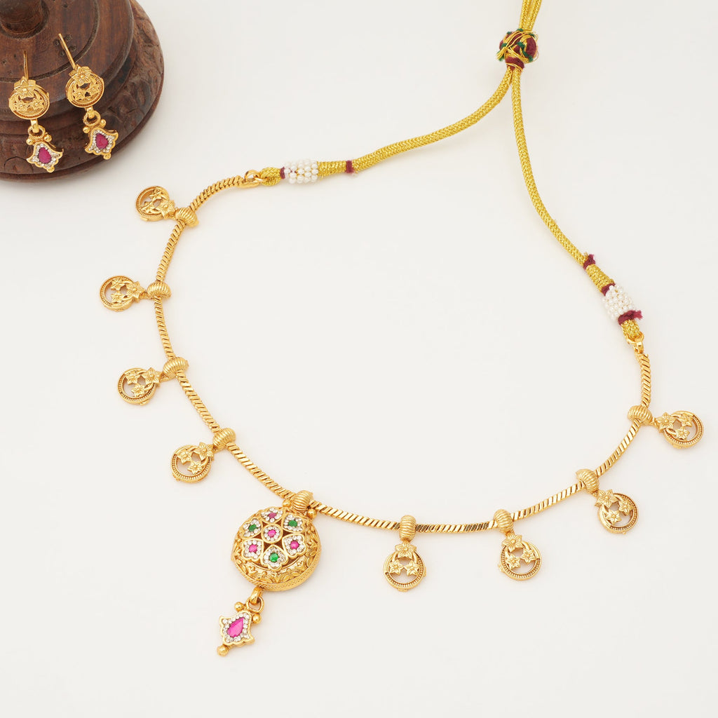 Sleek antique gold necklace set