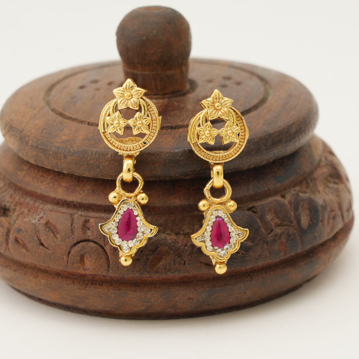 Sleek antique gold necklace set