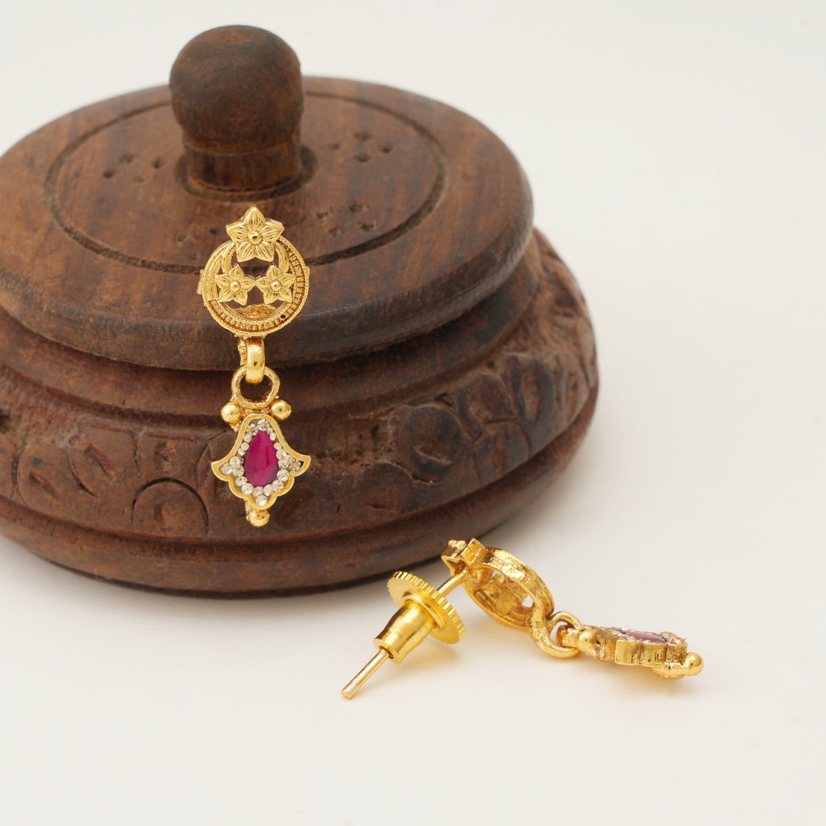 Sleek antique gold necklace set