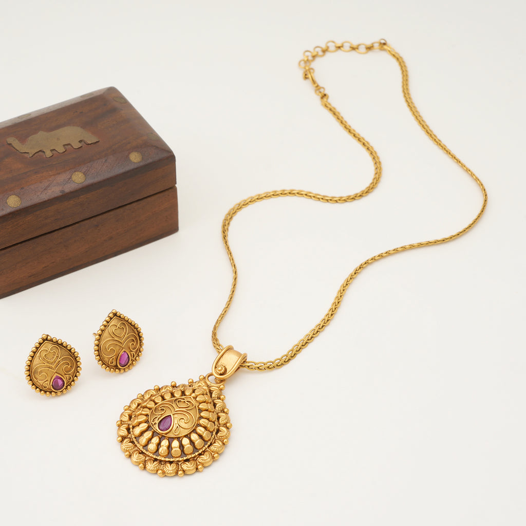 Stunning pear shape antique gold pendant set