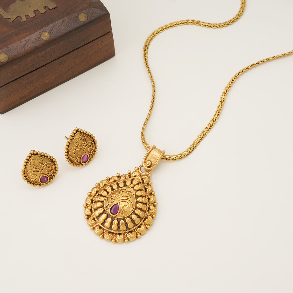 Stunning pear shape antique gold pendant set
