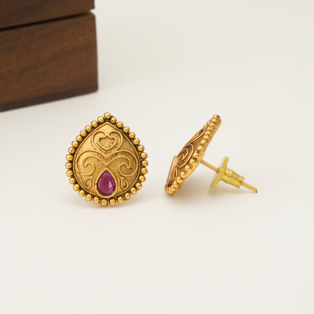 Stunning pear shape antique gold pendant set