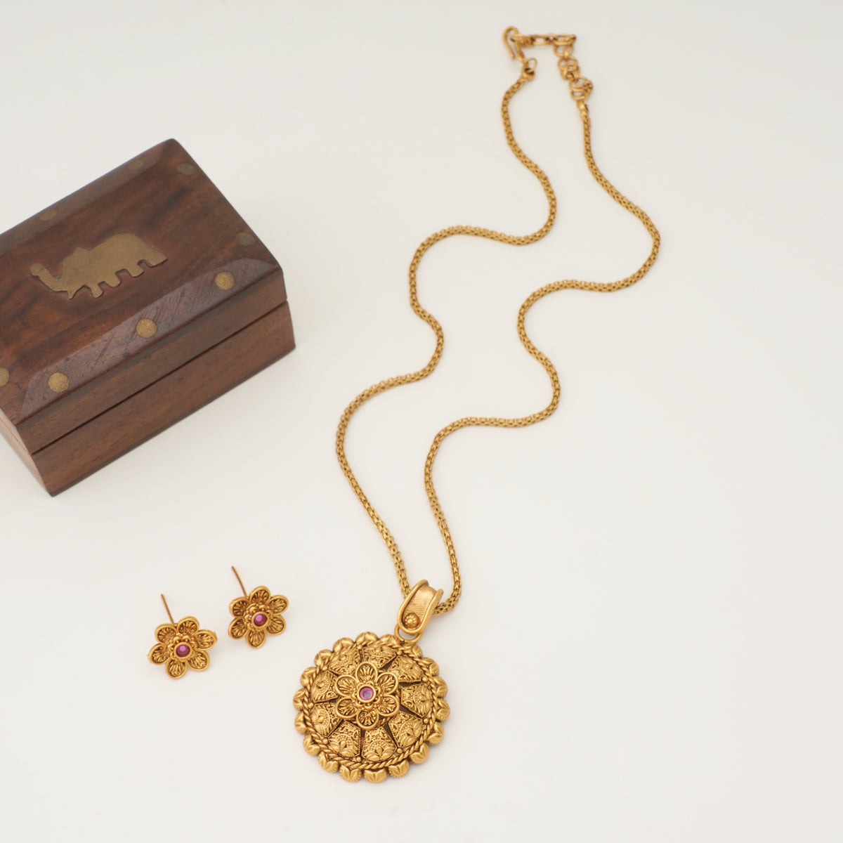 Stunning antique gold stone pendant set