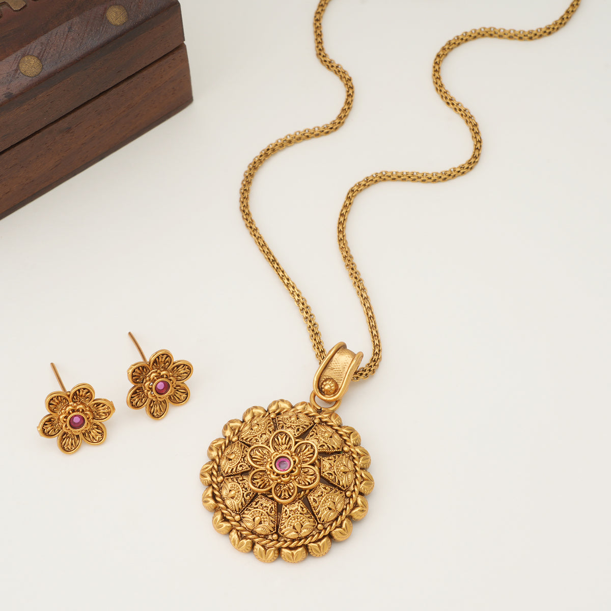 Stunning antique gold stone pendant set