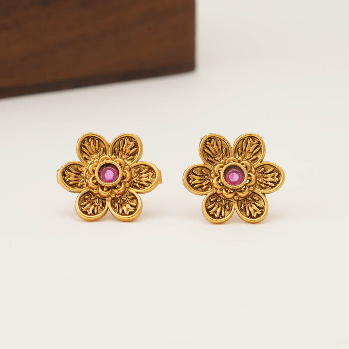 Stunning antique gold stone pendant set