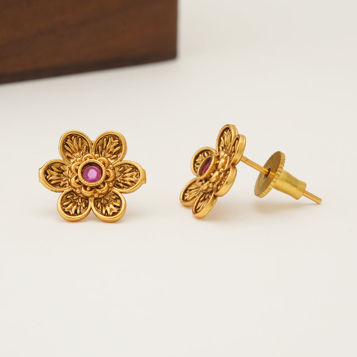 Stunning antique gold stone pendant set