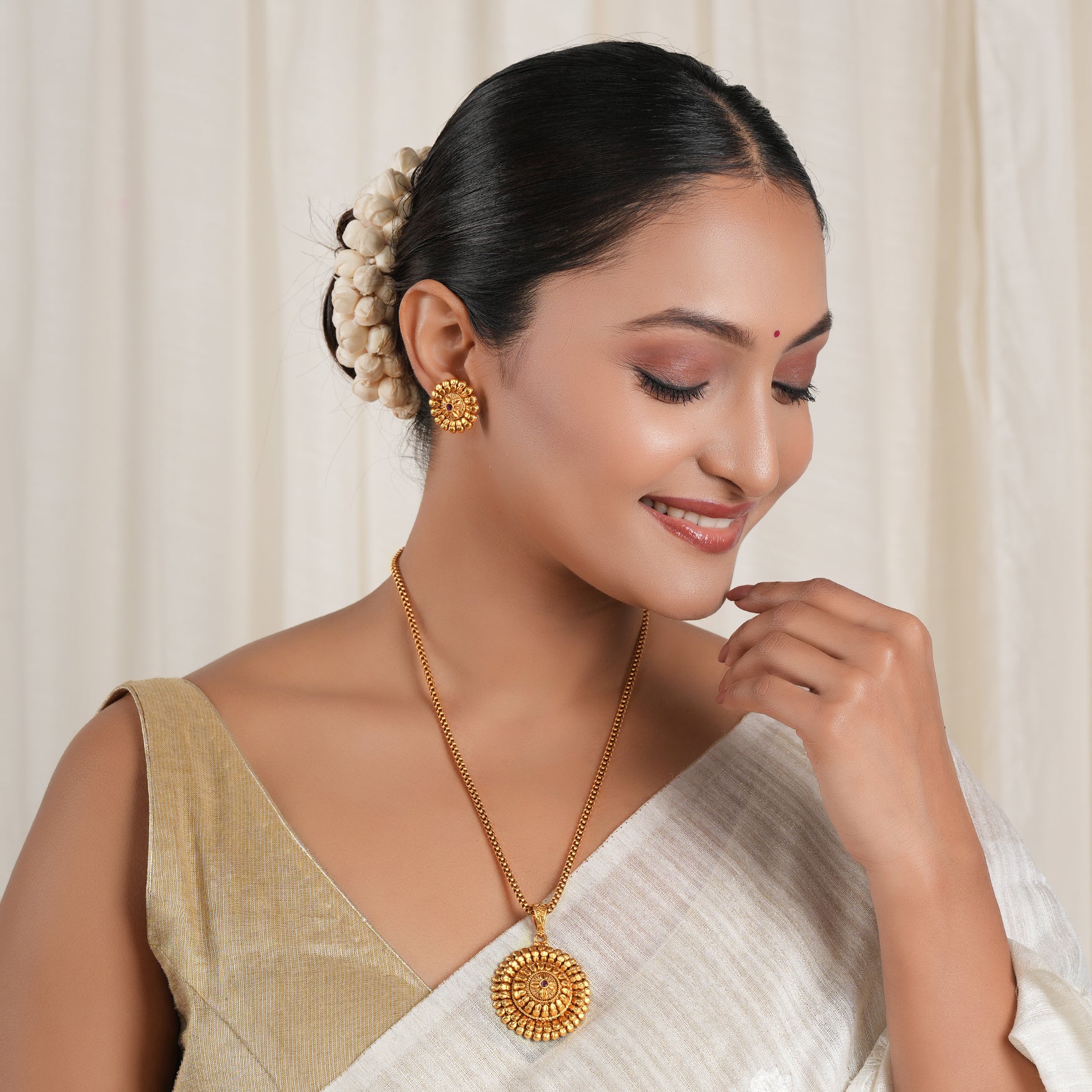 Beautiful floral antique gold pendant set with earring