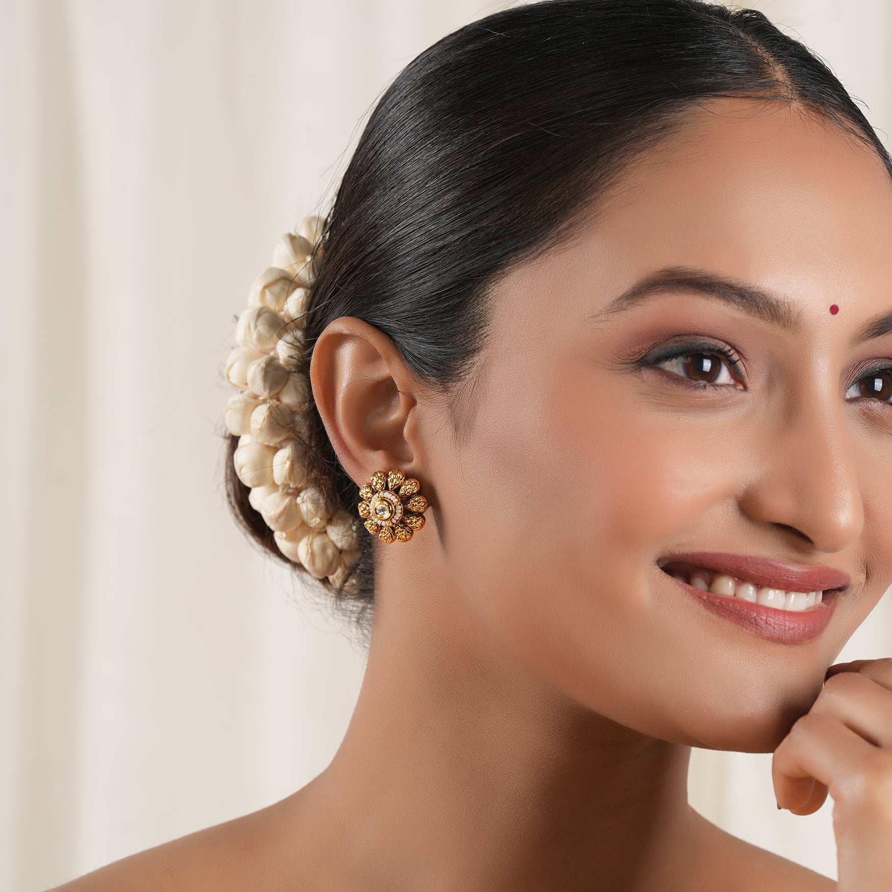 Floral antique gold kundan bold stud earring