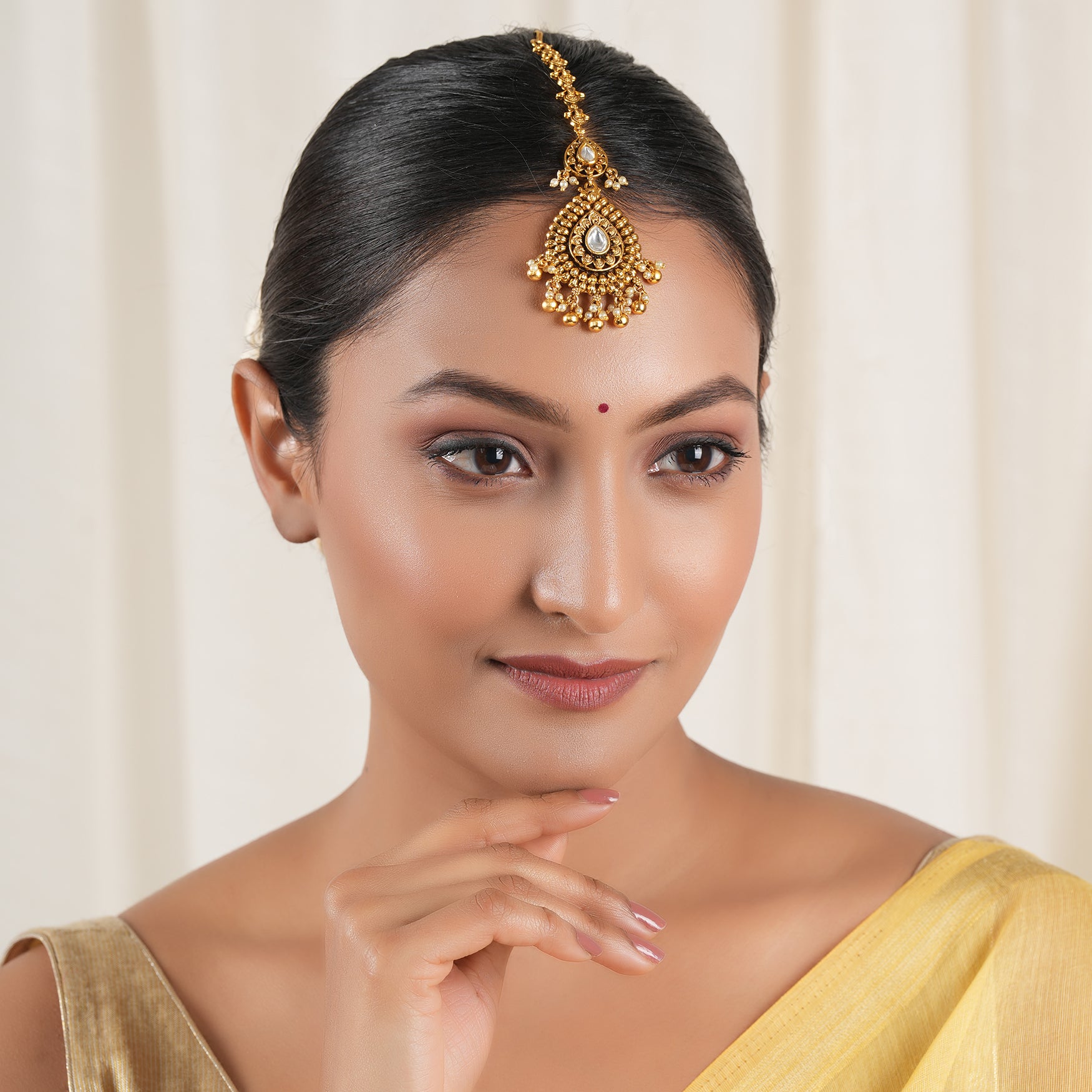 Beautiful antique gold kundan maangtika