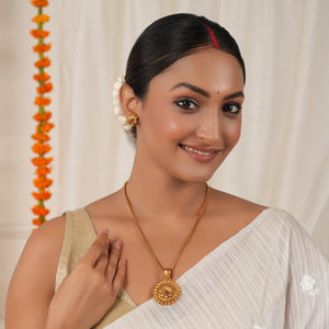 Stunning plain antique gold pendant  set