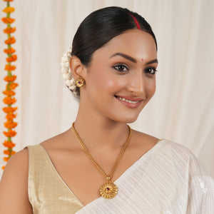 Stunning antique gold pendant set with chain