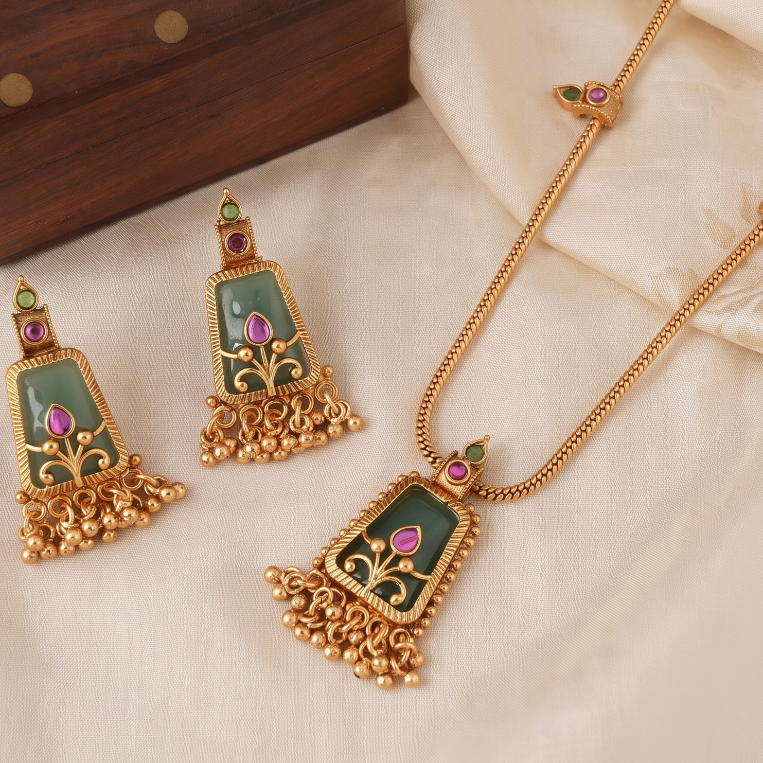 Cute elegant emerald stone pendant set