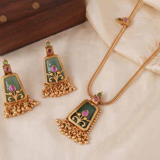 Cute elegant emerald stone pendant set