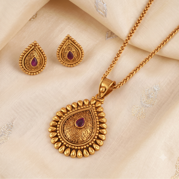 Amazing antique gold pear shaped antique gold pendant set