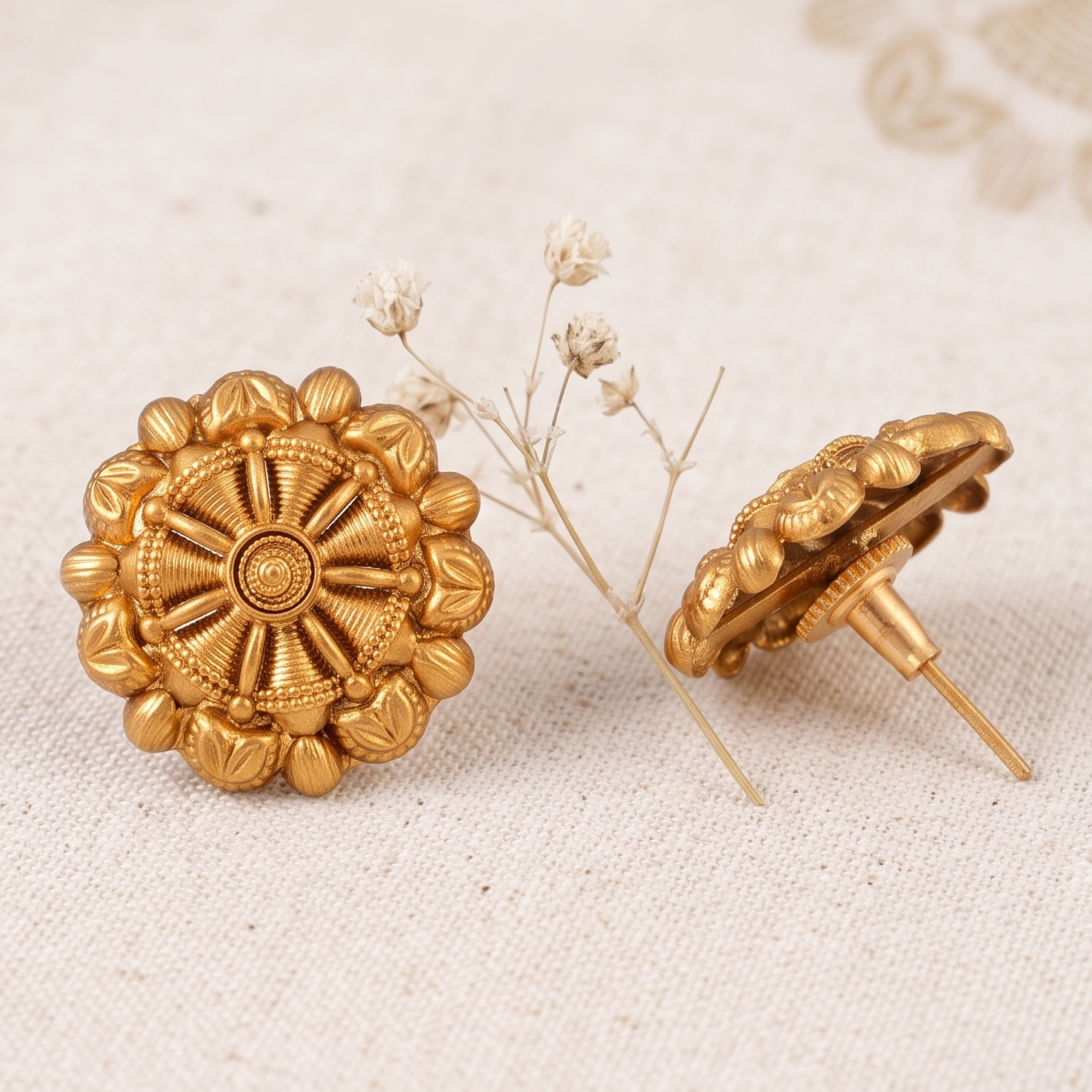 Stunning antique gold plain stud earring