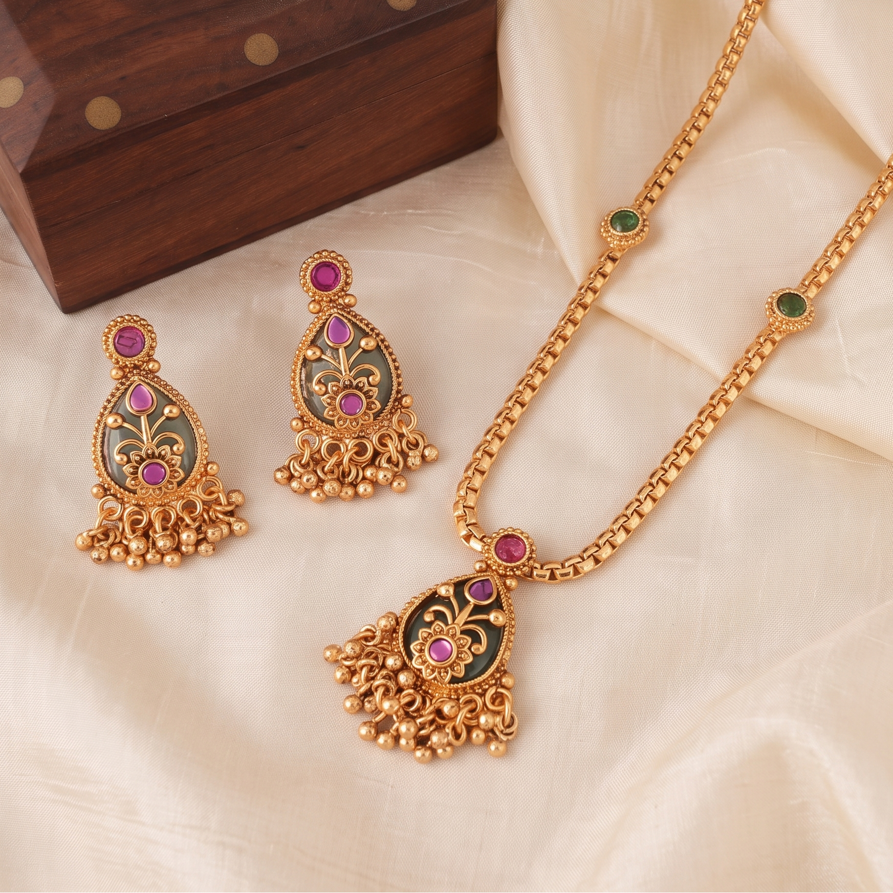 Stunning antique gold emerald carved pendant set
