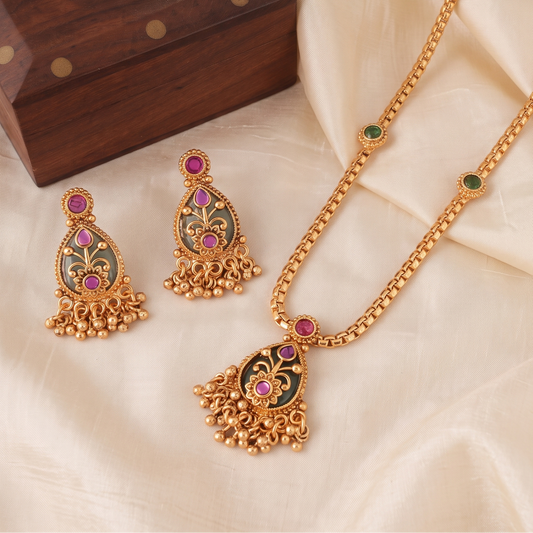 Stunning antique gold emerald carved pendant set