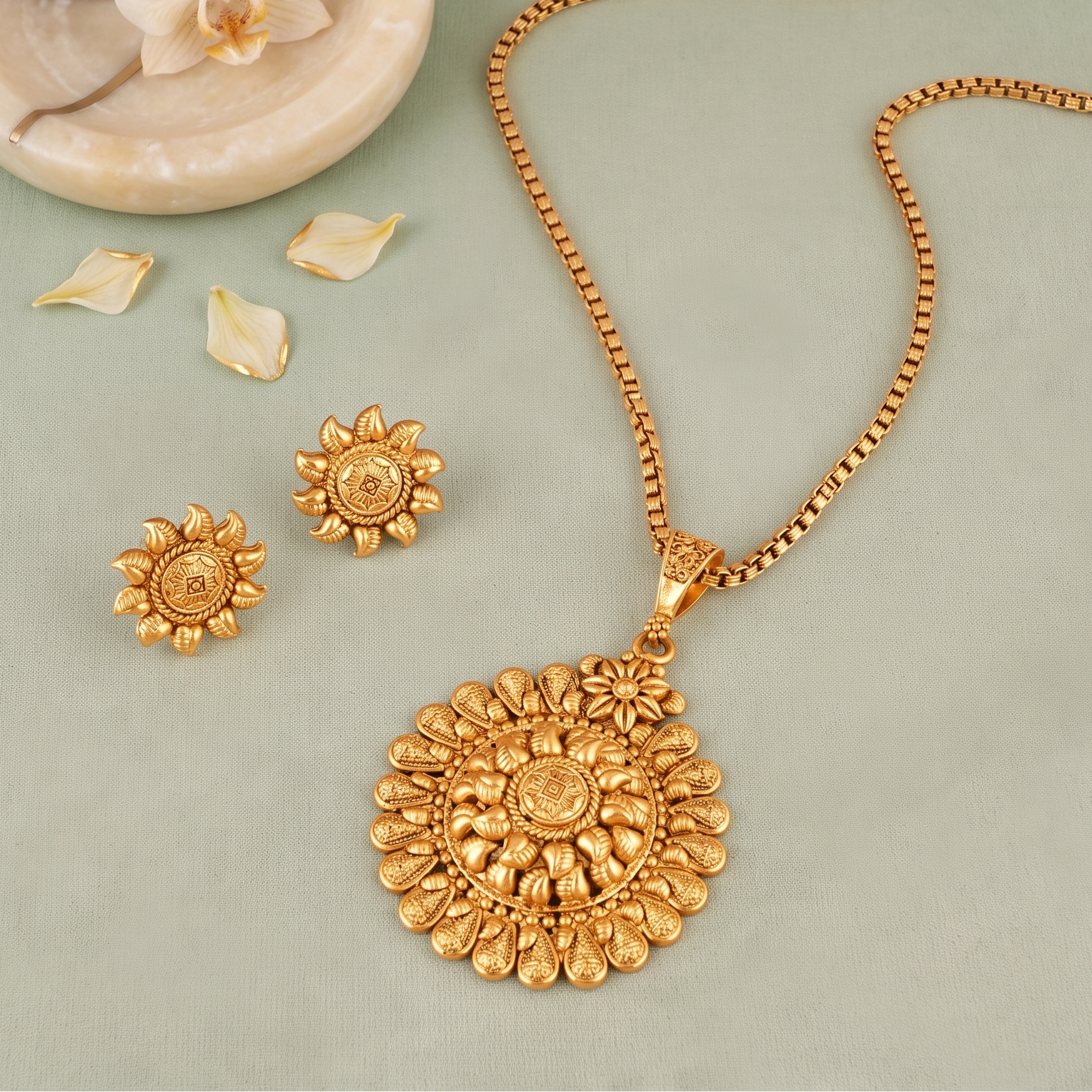 Amazing antique gold floral plain pendant set