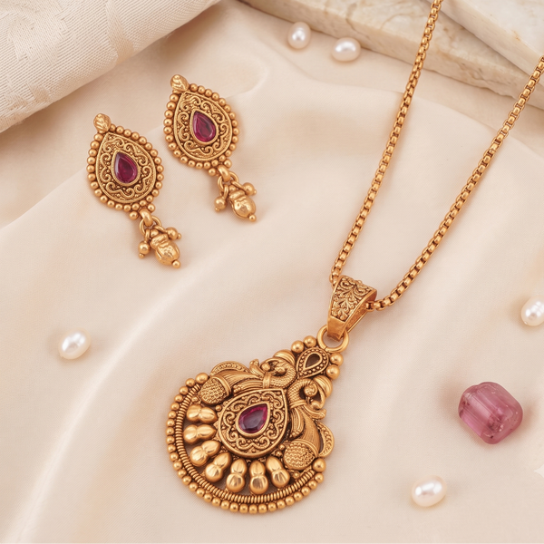 Beautiful antique gold ruby stone pendant set