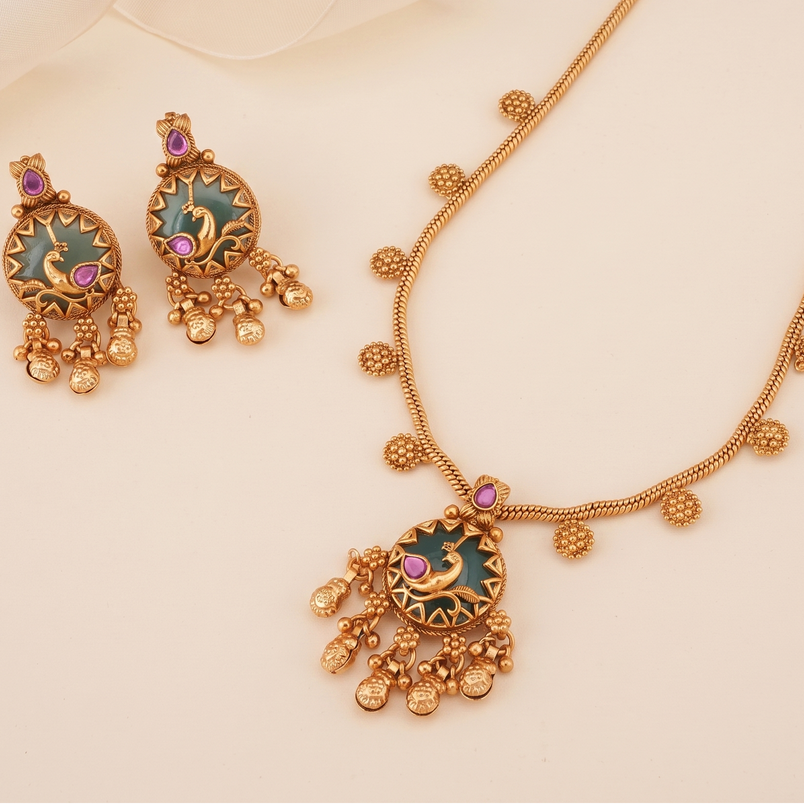 Stunning antique gold stone pendant set